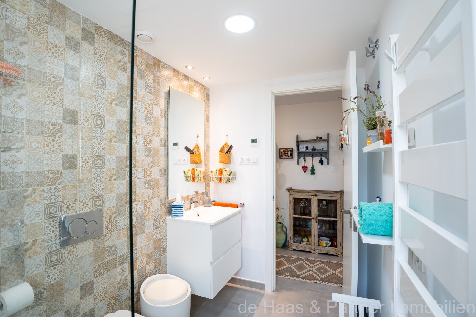 Apartamento en planta baja con jardín, decorado con mucho cariño, en una urbanización