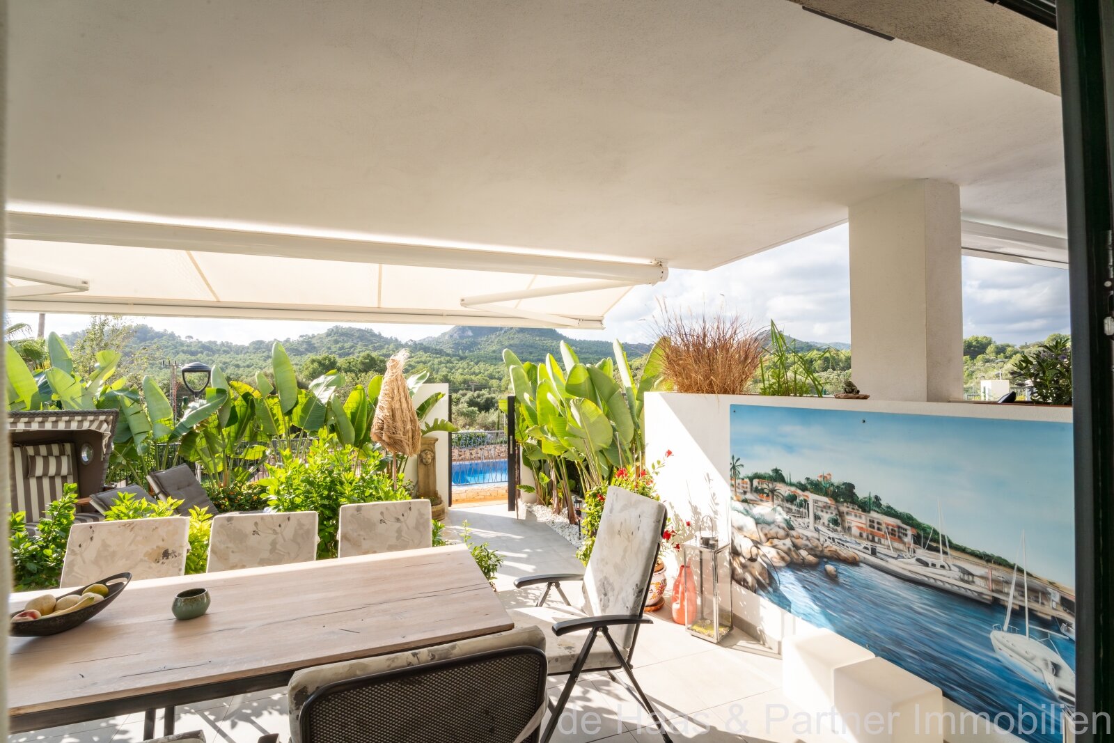 Apartamento en planta baja con jardín, decorado con mucho cariño, en una urbanización