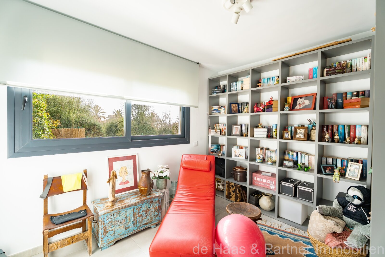 Apartamento en planta baja con jardín, decorado con mucho cariño, en una urbanización