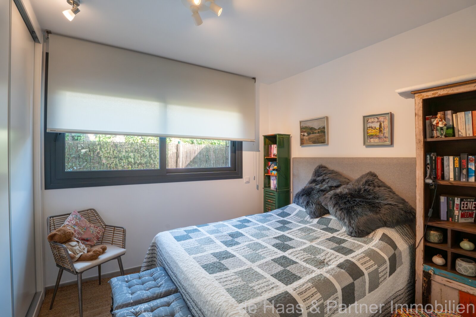 Apartamento en planta baja con jardín, decorado con mucho cariño, en una urbanización