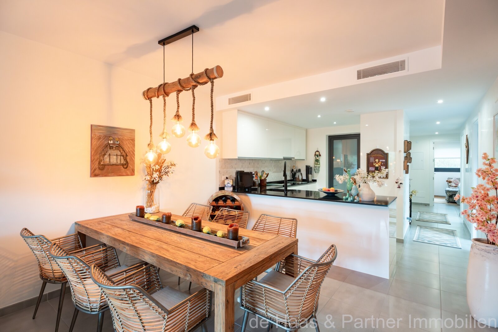 Apartamento en planta baja con jardín, decorado con mucho cariño, en una urbanización