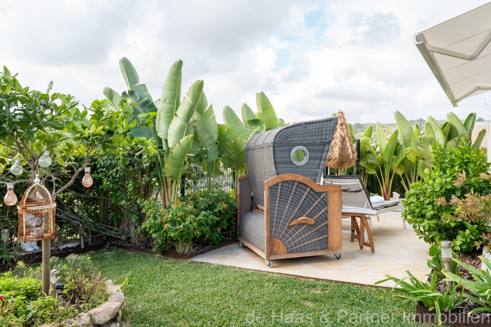 Apartamento en planta baja con jardín, decorado con mucho cariño, en una urbanización