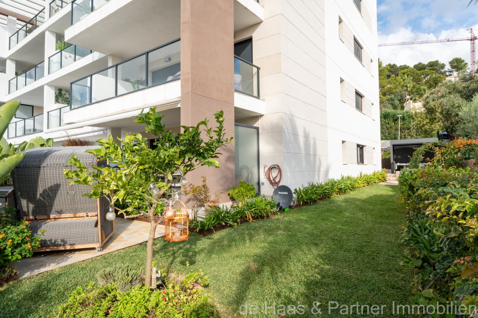 Apartamento en planta baja con jardín, decorado con mucho cariño, en una urbanización