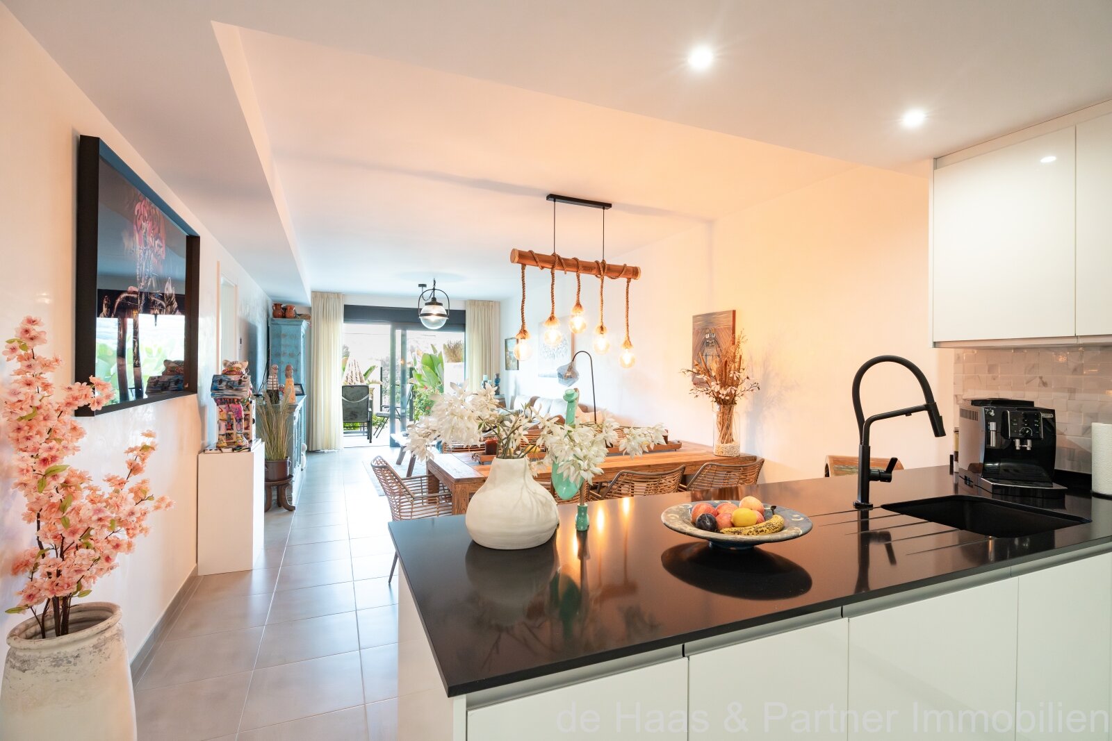 Apartamento en planta baja con jardín, decorado con mucho cariño, en una urbanización