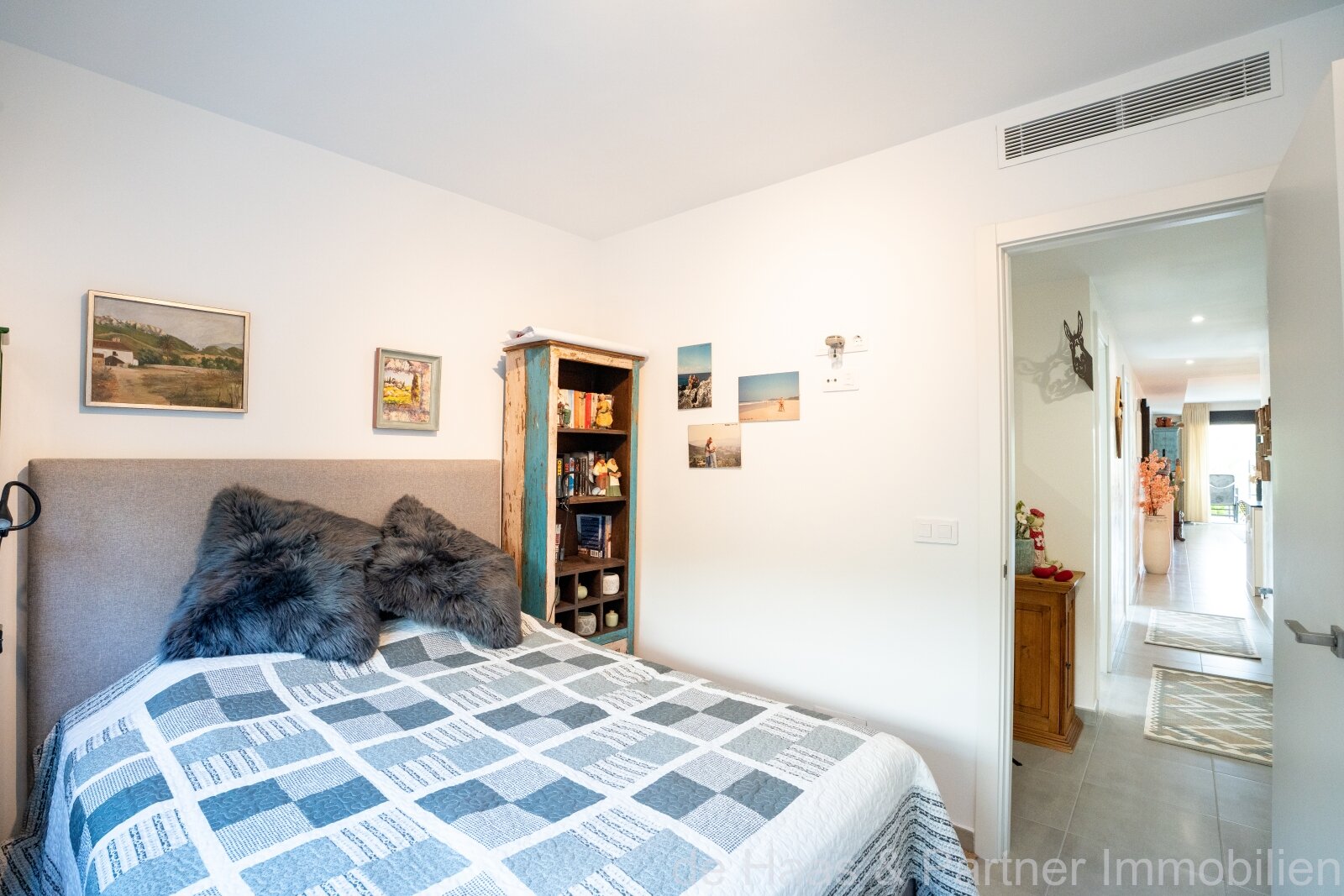 Apartamento en planta baja con jardín, decorado con mucho cariño, en una urbanización