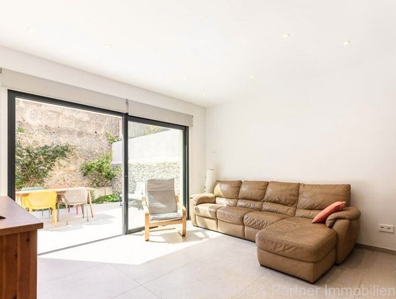 Encantadora casa de pueblo con gran patio, terraza y garaje