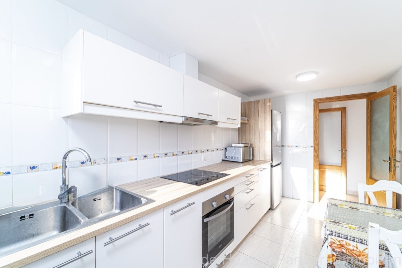 Cuidada vivienda en un edificio de apartamentos en una zona tranquila