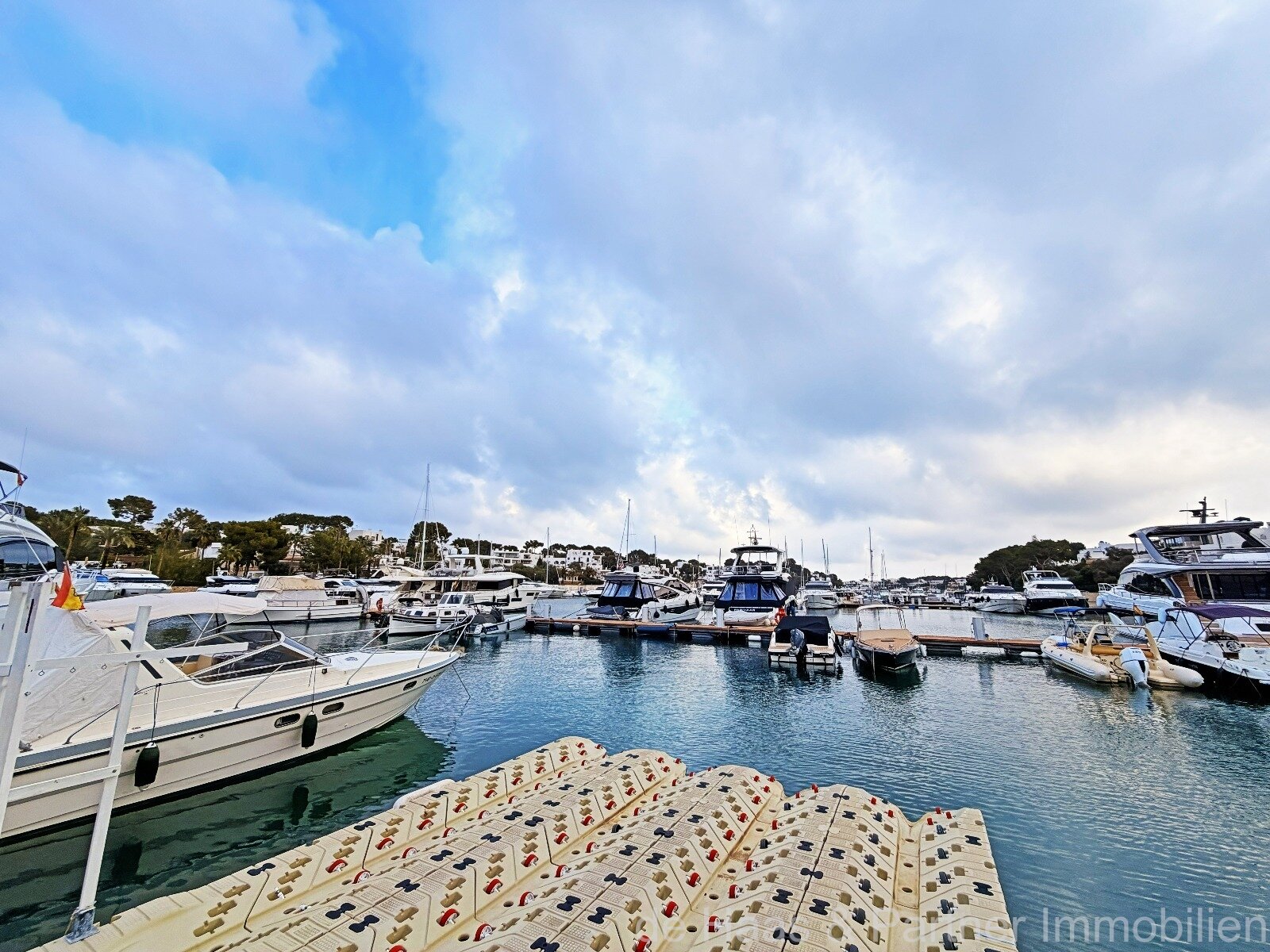 Apartamento moderno cerca de un puerto deportivo