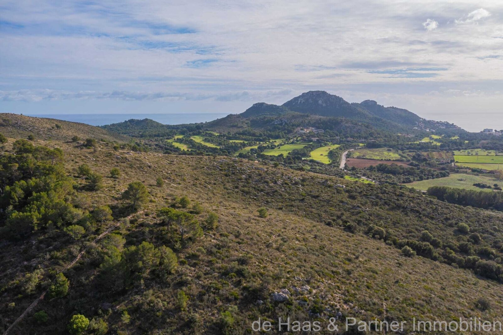Terreno edificable con vistas panorámicas y cerca del mar