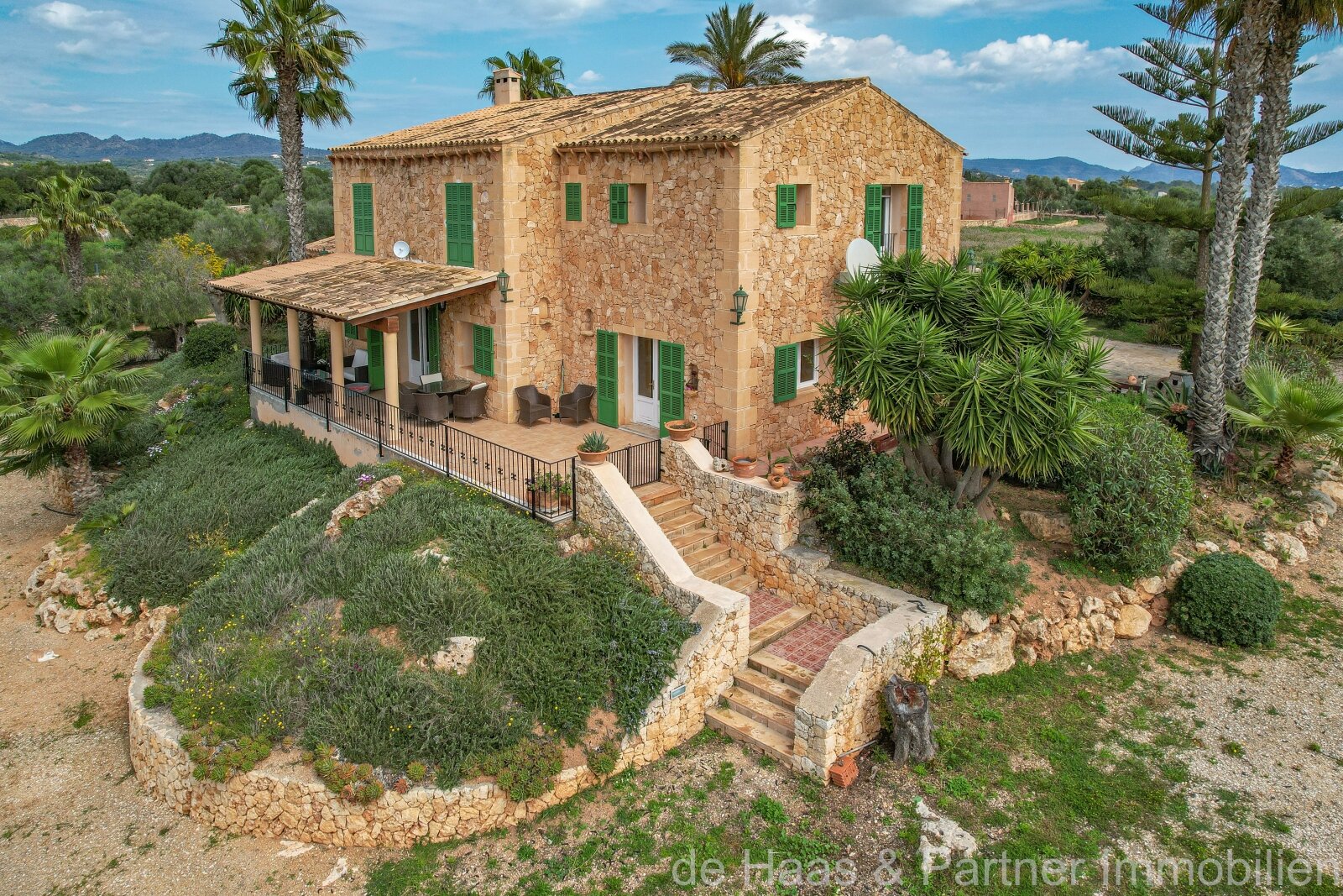 Perfecta finca de piedra natural con mucho espacio, grandes vistas y óptima zona exterior