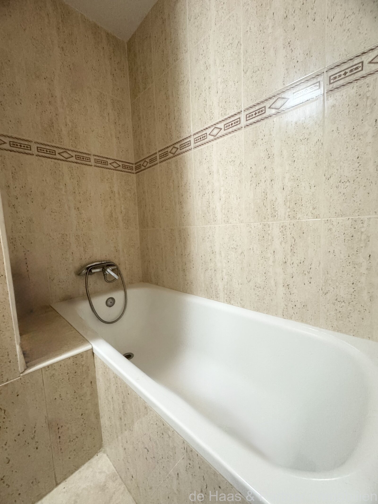 Elegante piso en planta baja con terraza y plaza de aparcamiento propia