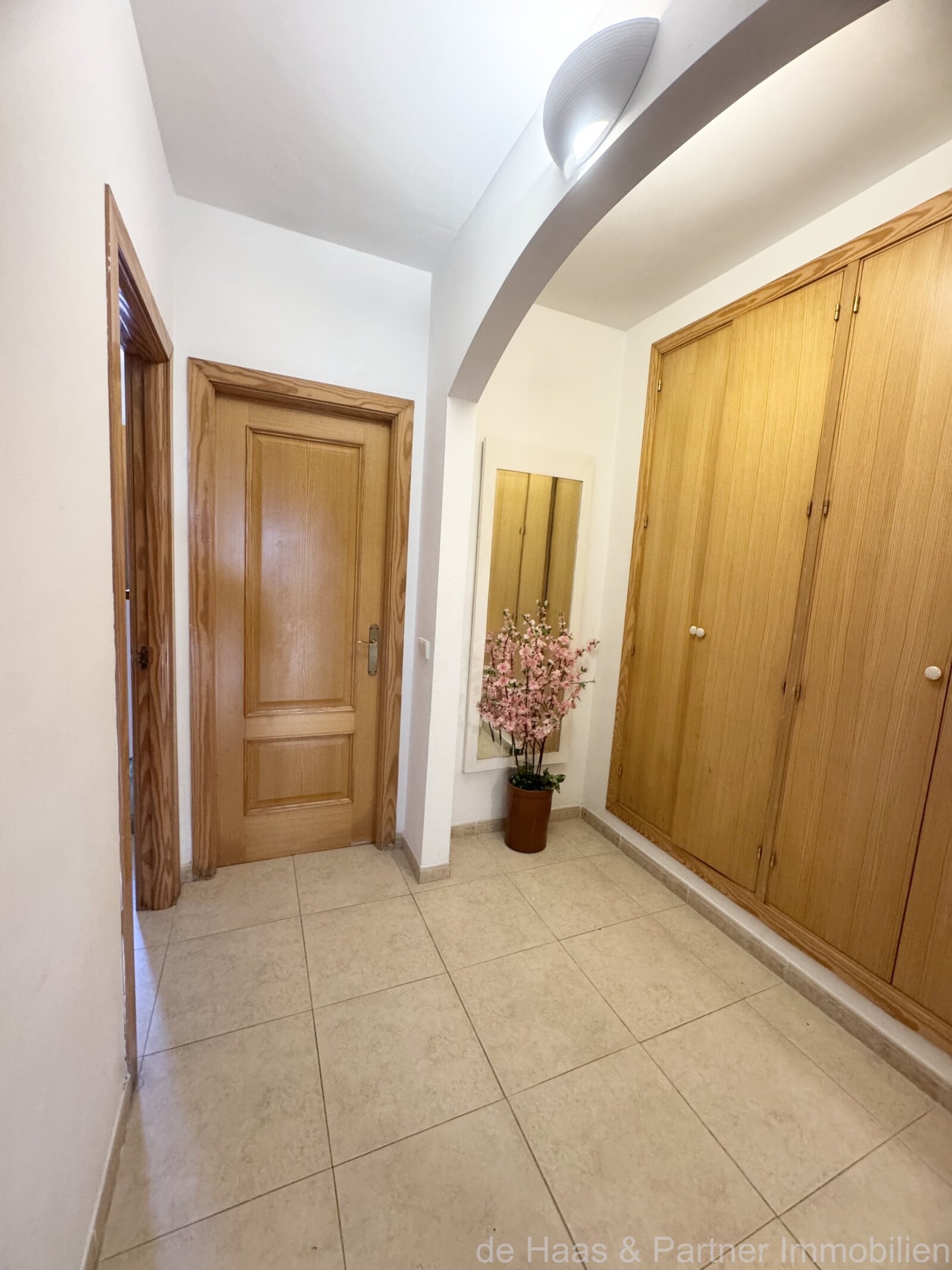 Elegante piso en planta baja con terraza y plaza de aparcamiento propia