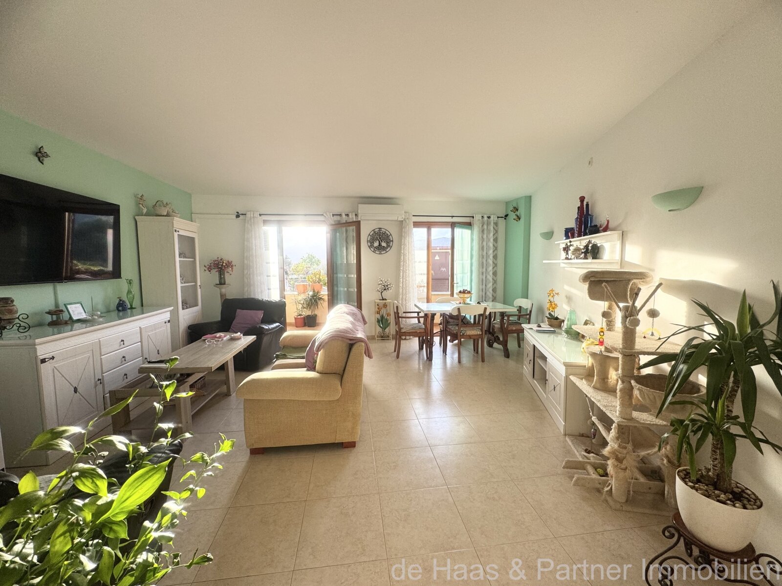 Elegante piso en planta baja con terraza y plaza de aparcamiento propia