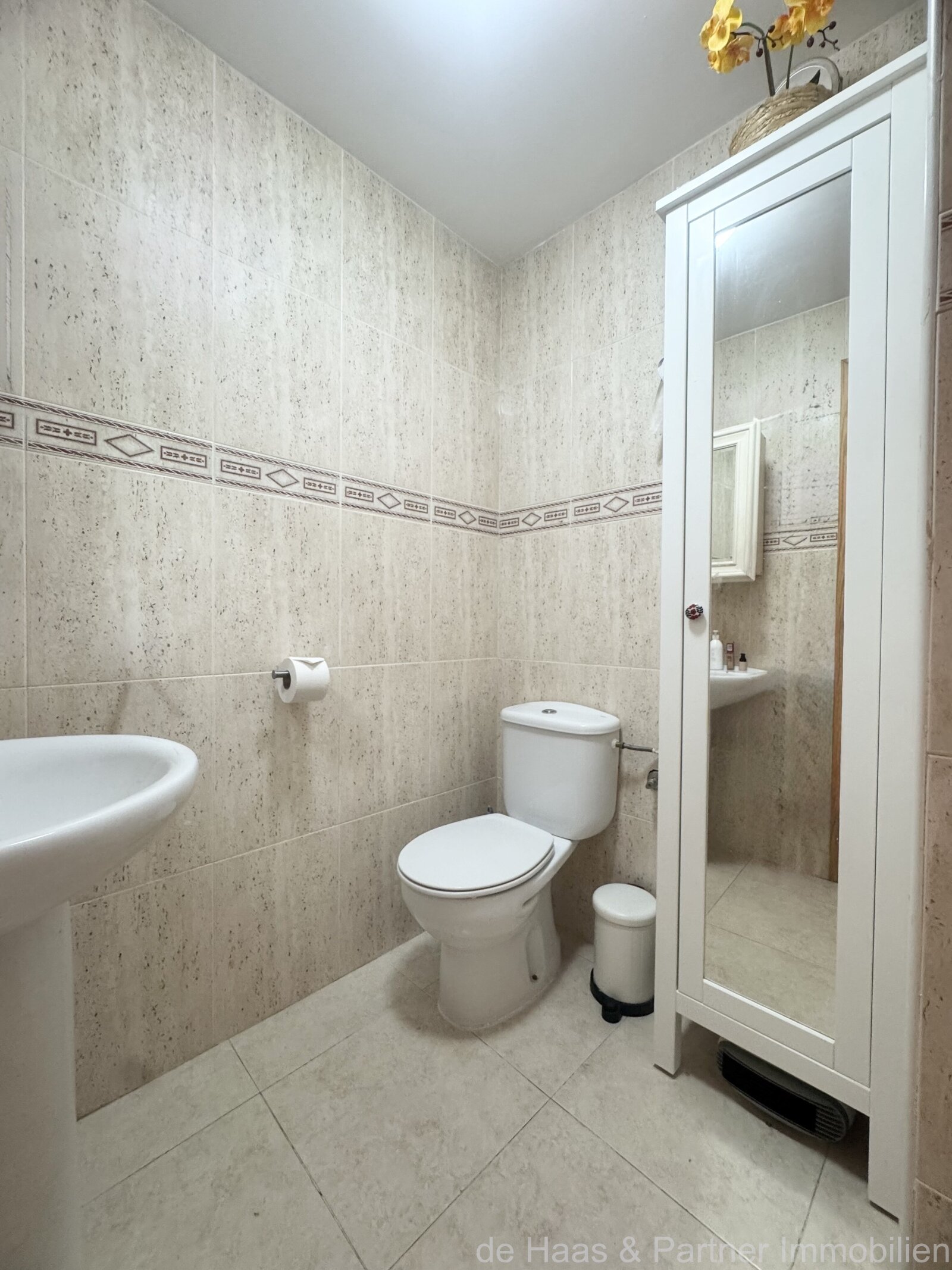 Elegante piso en planta baja con terraza y plaza de aparcamiento propia