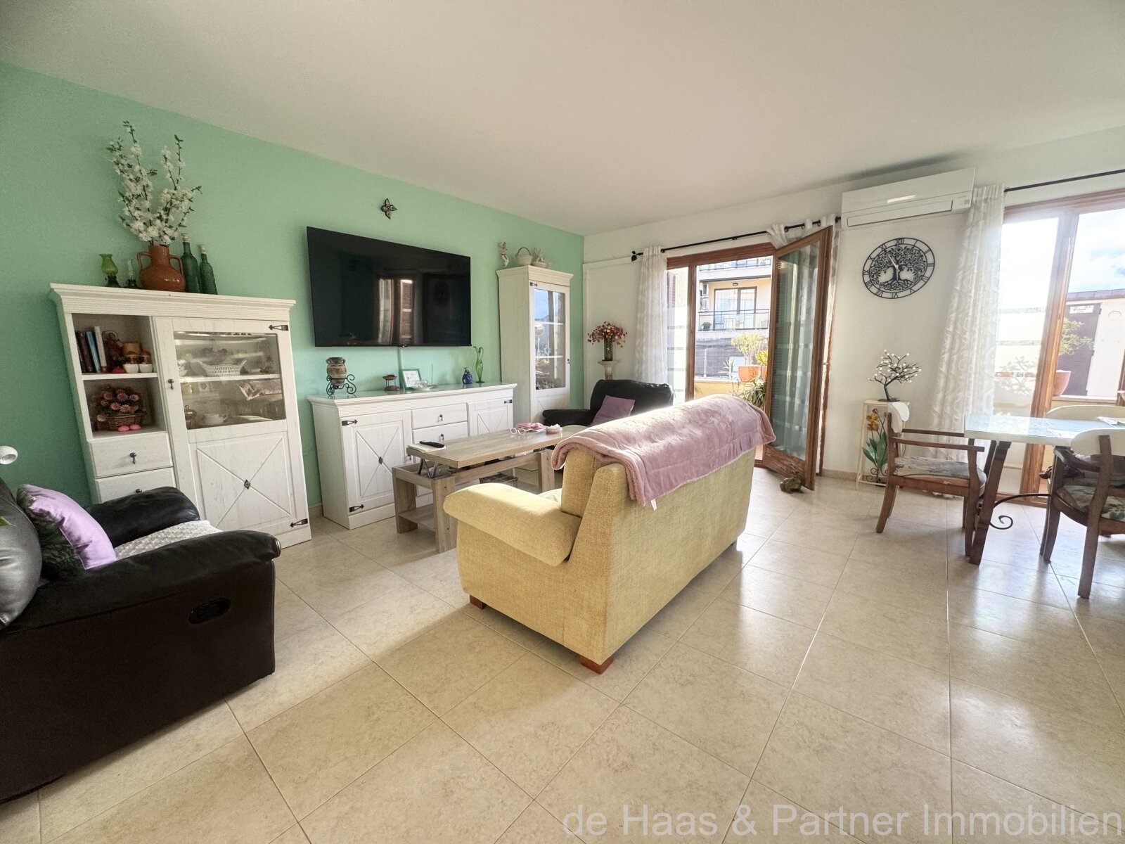 Elegante piso en planta baja con terraza y plaza de aparcamiento propia