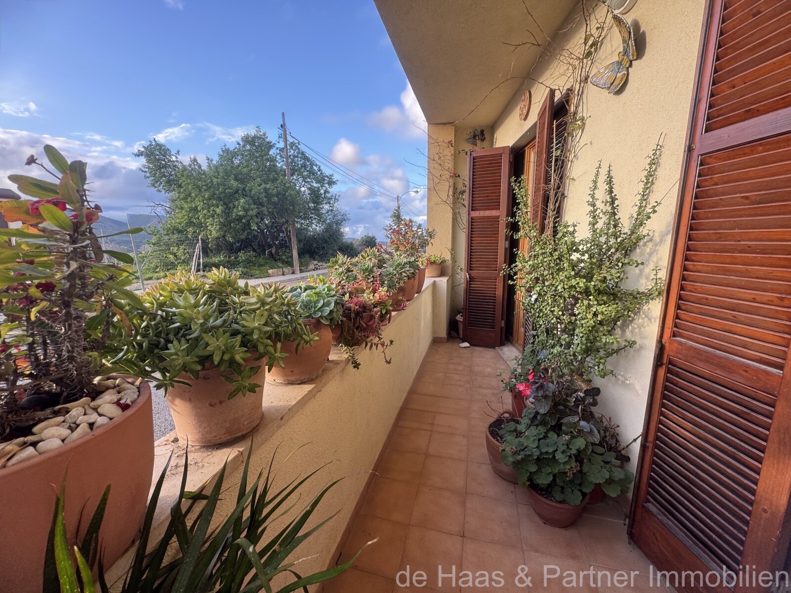 Elegante piso en planta baja con terraza y plaza de aparcamiento propia