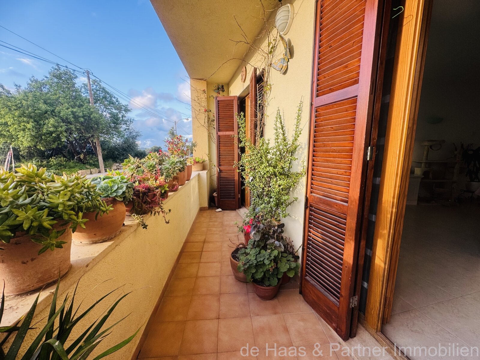 Elegante piso en planta baja con terraza y plaza de aparcamiento propia