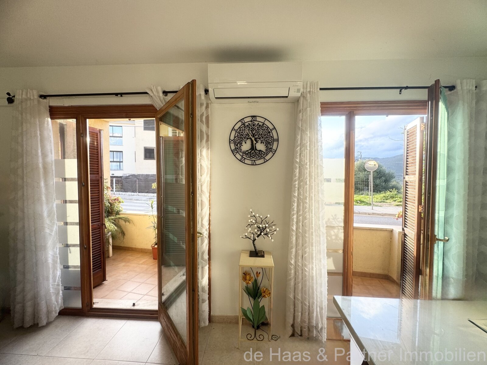 Elegante piso en planta baja con terraza y plaza de aparcamiento propia