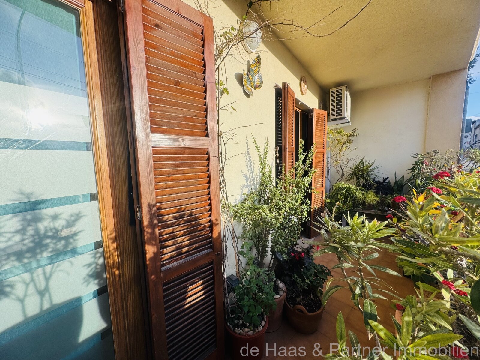 Elegante piso en planta baja con terraza y plaza de aparcamiento propia
