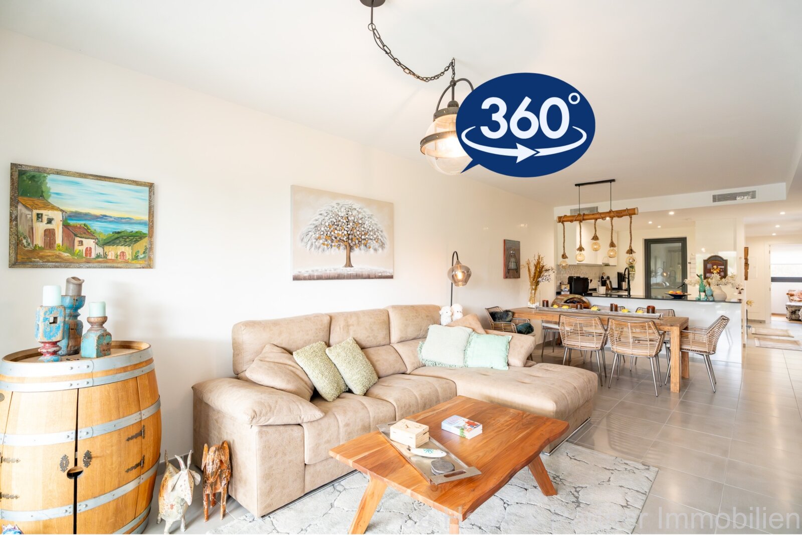 Apartamento en planta baja con jardín, decorado con mucho cariño, en una urbanización