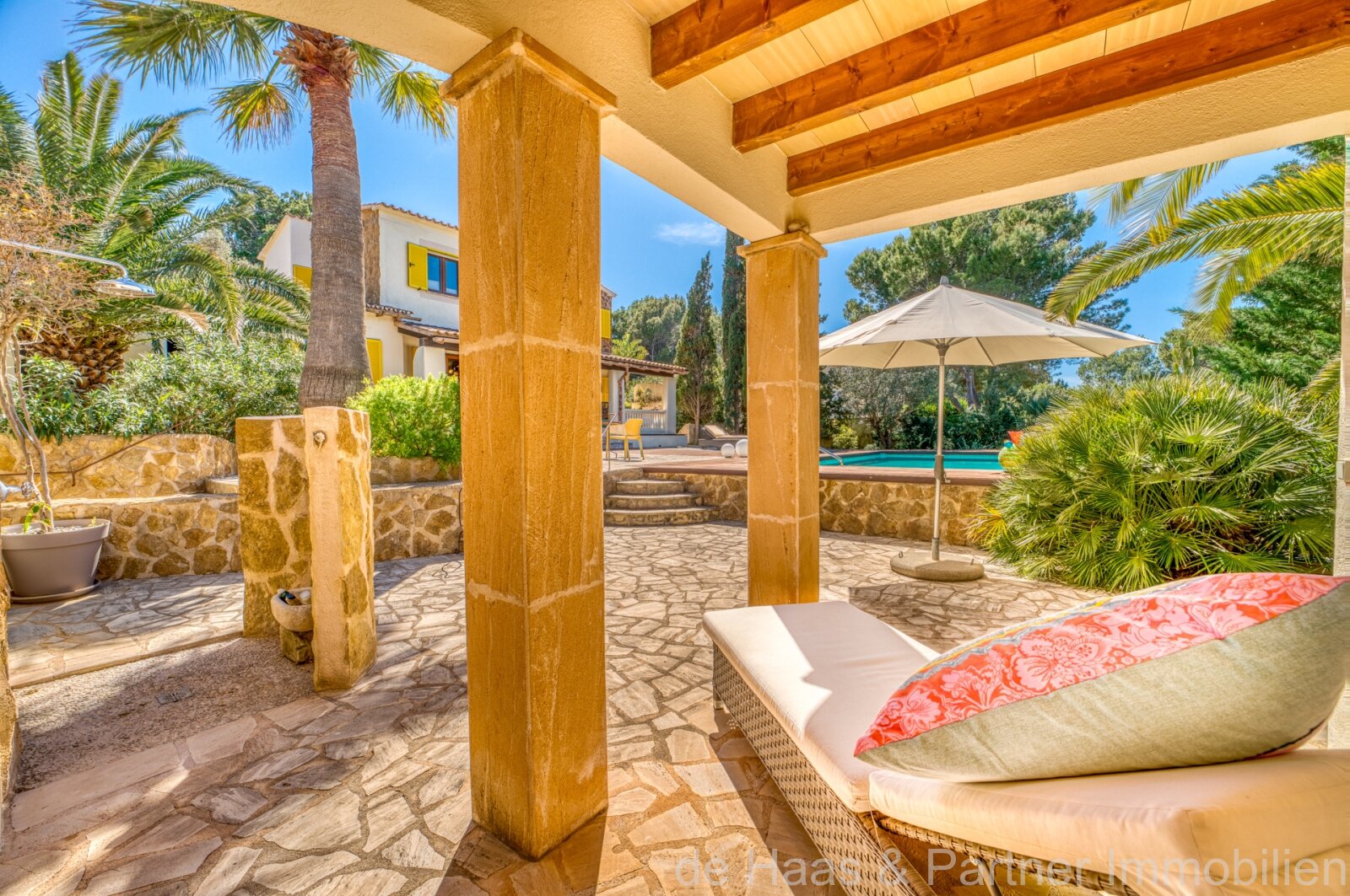 Chalet con gran piscina a solo 100 m del mar