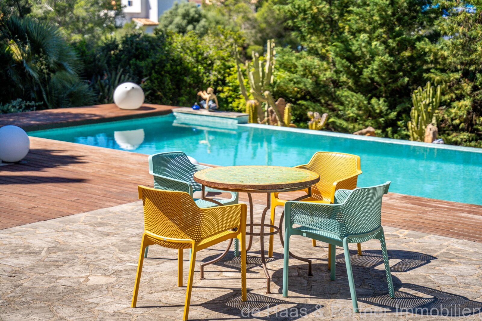 Chalet con gran piscina a solo 100 m del mar