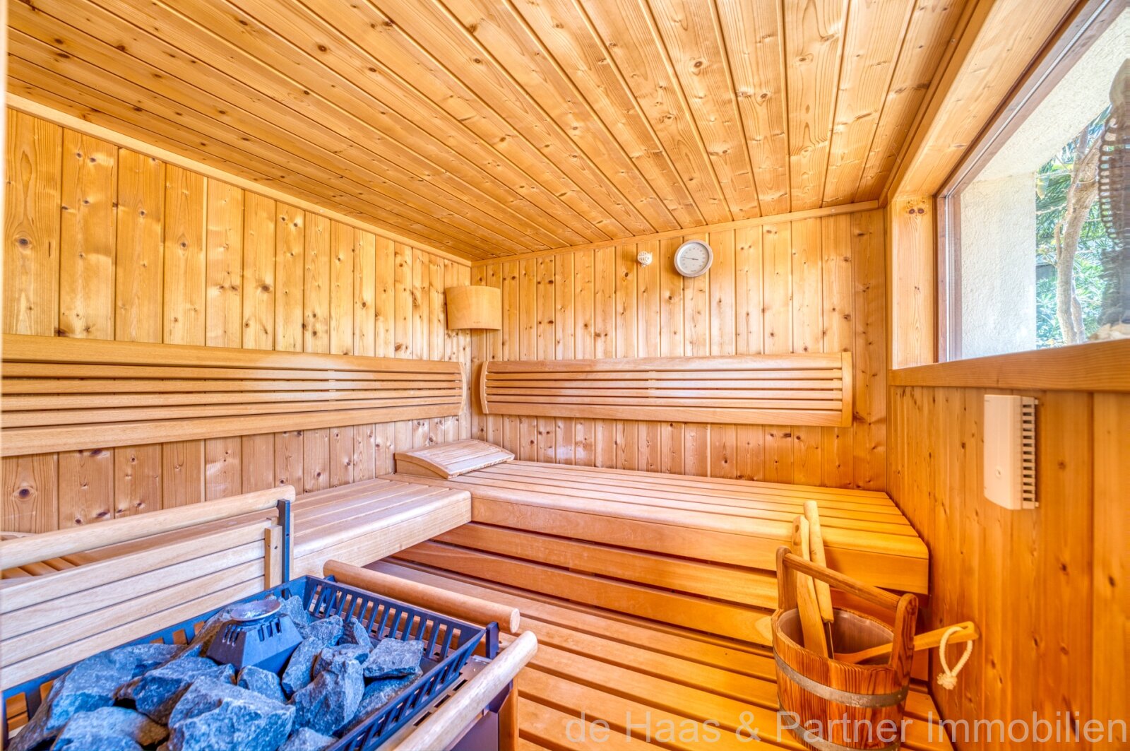 Chalet con gran piscina a solo 100 m del mar