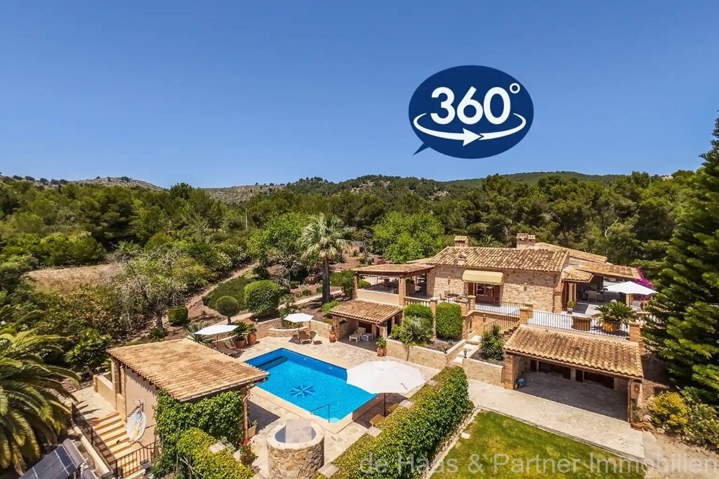 Preciosa finca de piedra natural en un entorno tranquilo con gran piscina cerca del mar