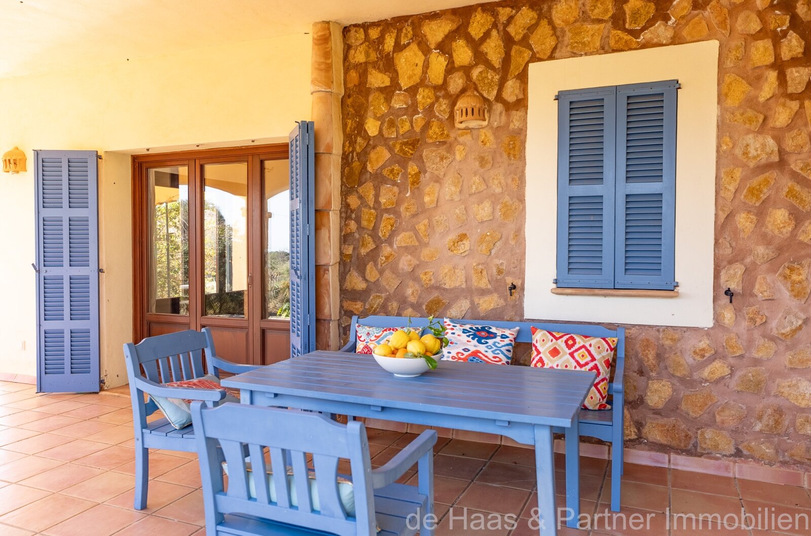 Gran finca familiar de estilo mallorquín con vistas panorámicas al mar, amplio jardín, limoneros y una pequeña casita 