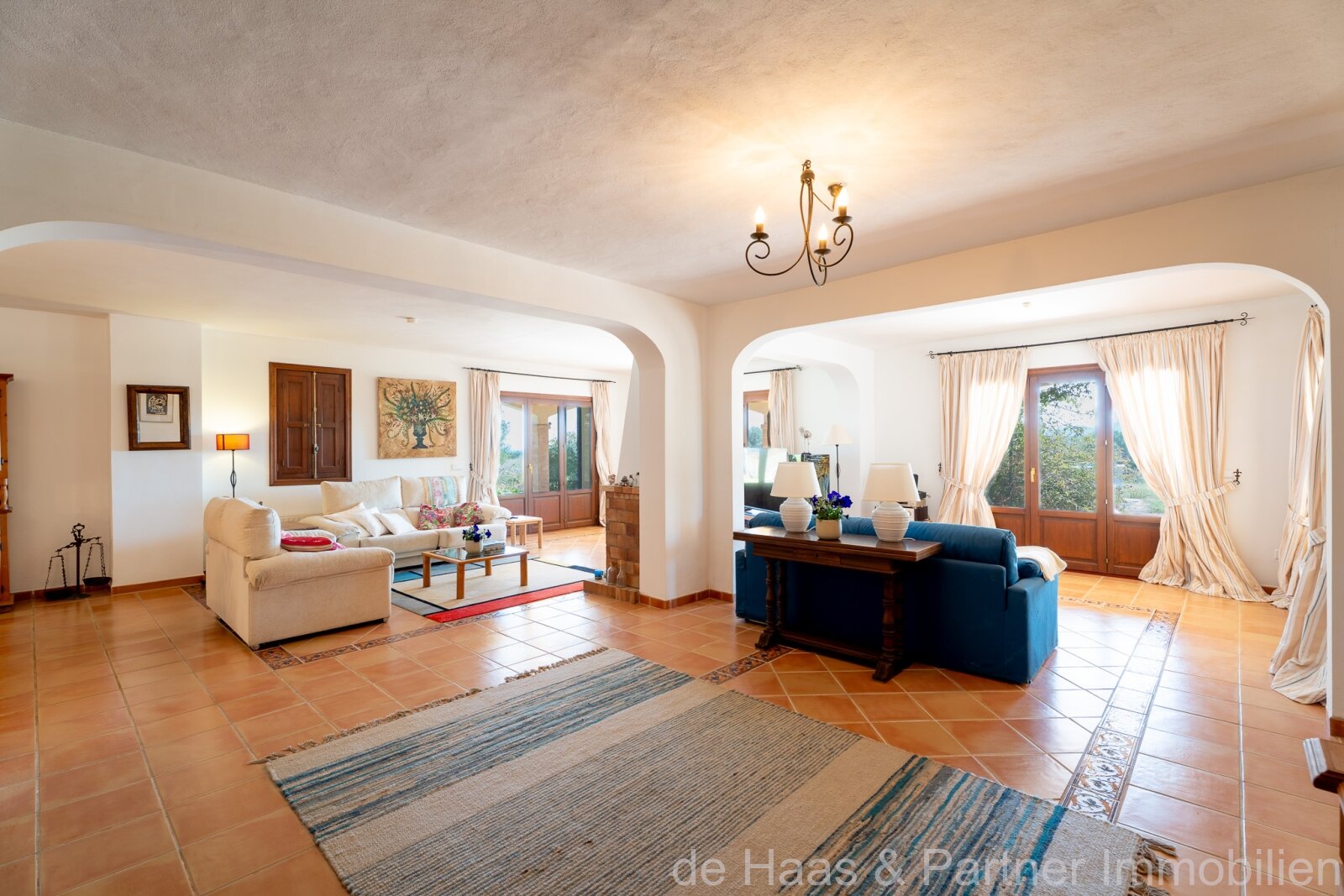 Gran finca familiar de estilo mallorquín con vistas panorámicas al mar, amplio jardín, limoneros y una pequeña casita 