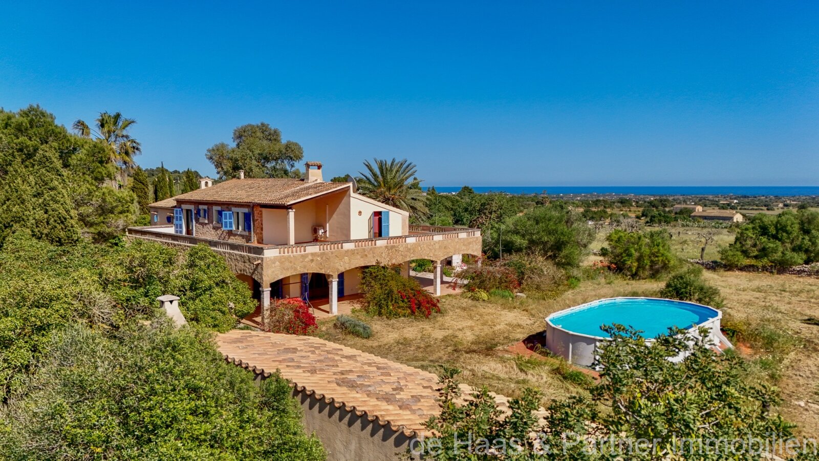 Gran finca familiar de estilo mallorquín con vistas panorámicas al mar, amplio jardín, limoneros y una pequeña casita 