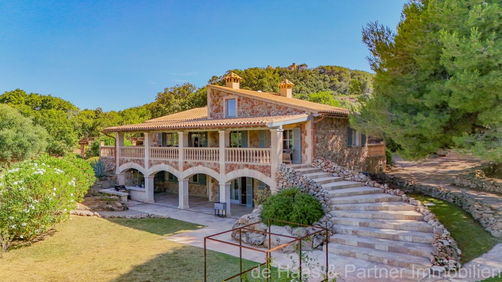 Finca mediterránea de piedra natural con licencia ETV, jardín idílico, piscina y vistas al mar
