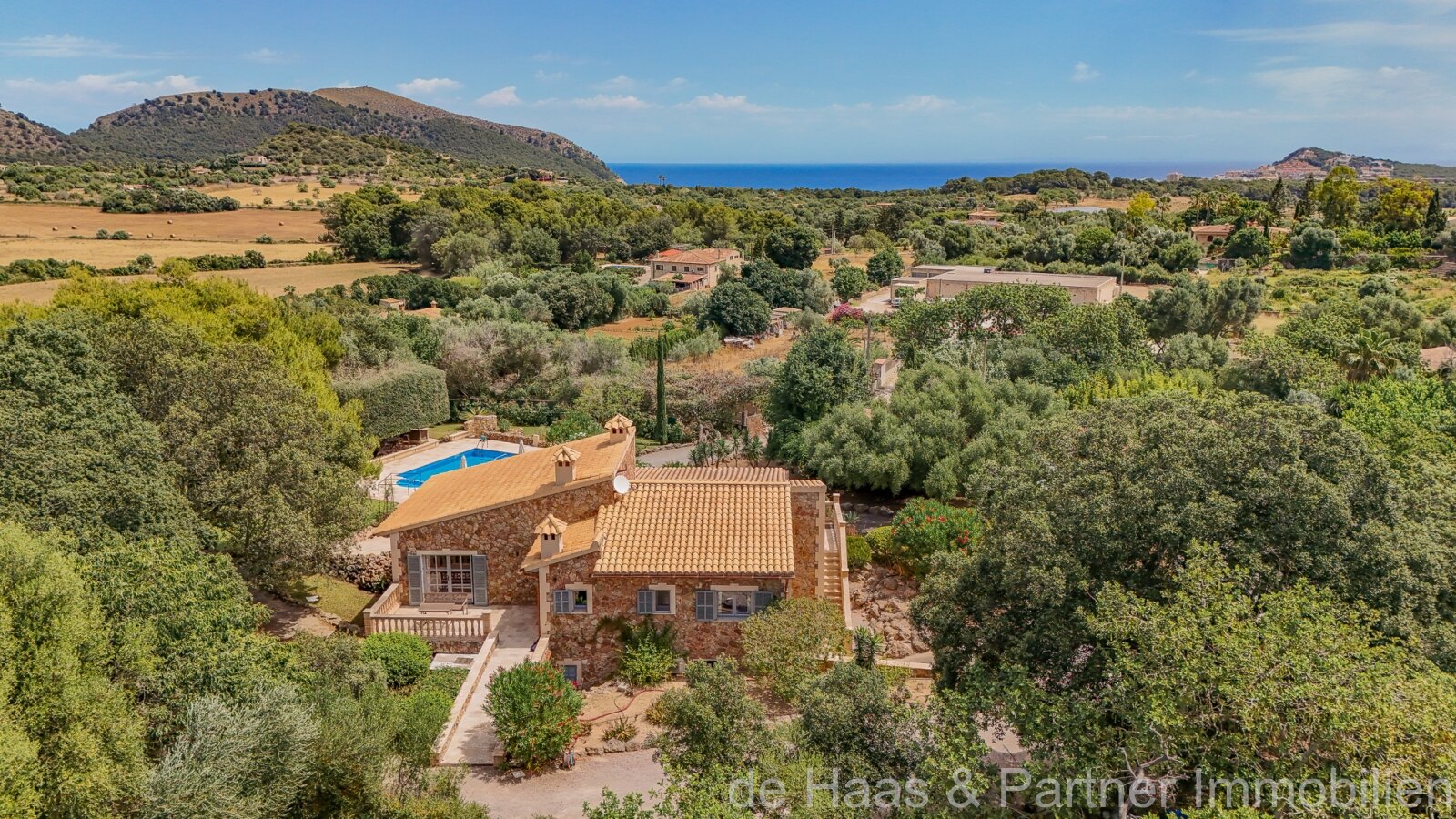 Finca mediterránea de piedra natural con licencia ETV, jardín idílico, piscina y vistas al mar