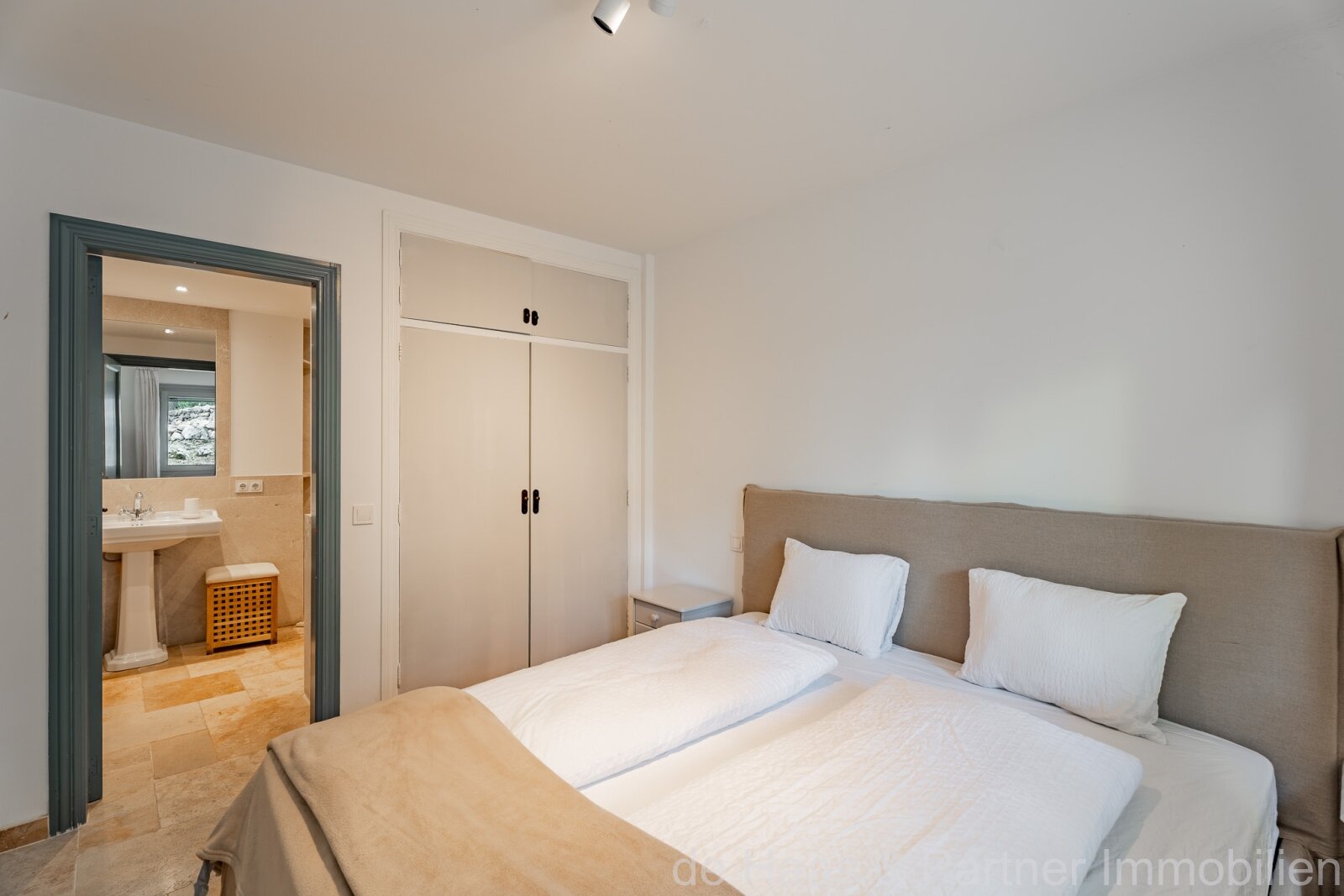 Finca mediterránea de piedra natural con licencia ETV, jardín idílico, piscina y vistas al mar
