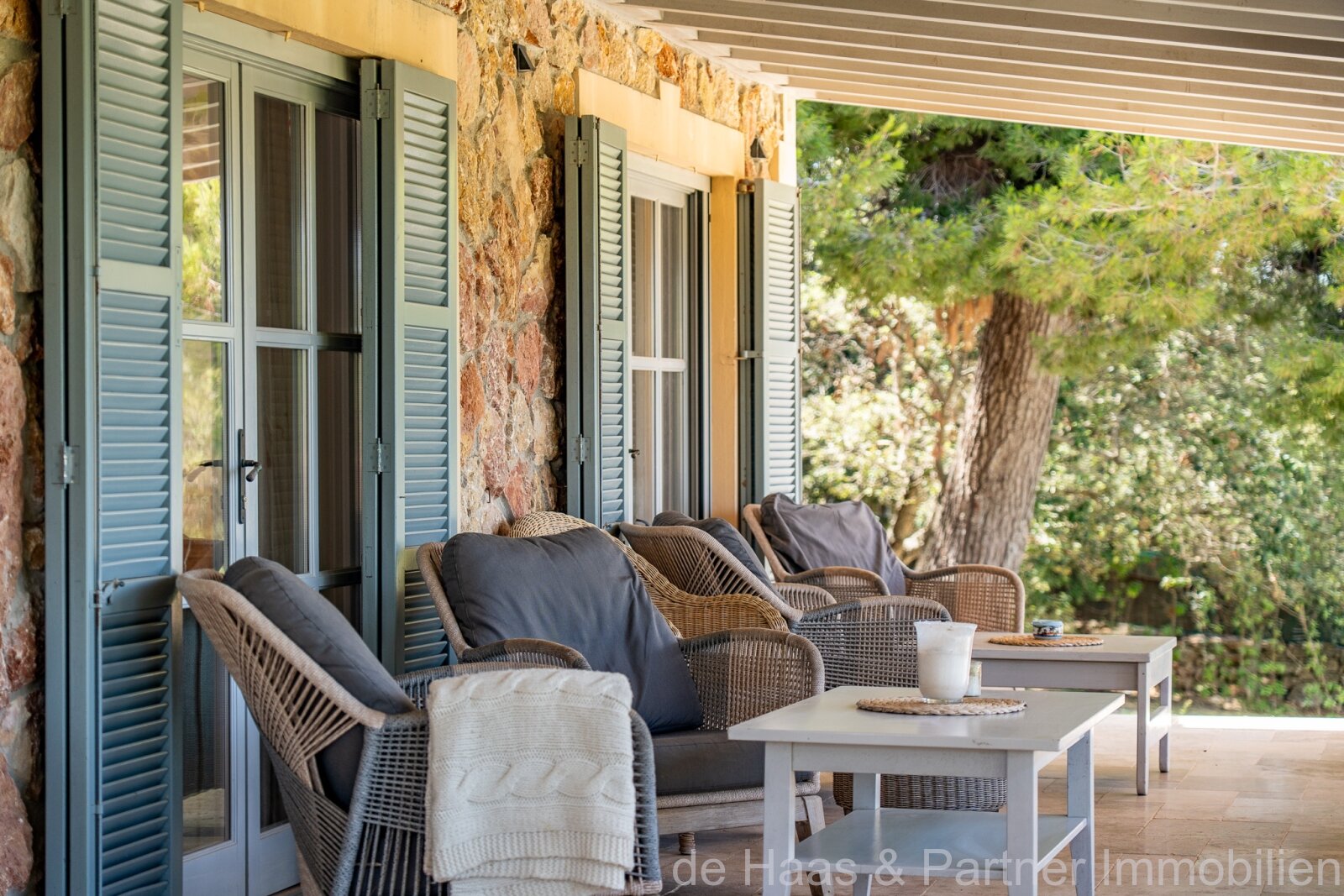 Finca mediterránea de piedra natural con licencia ETV, jardín idílico, piscina y vistas al mar