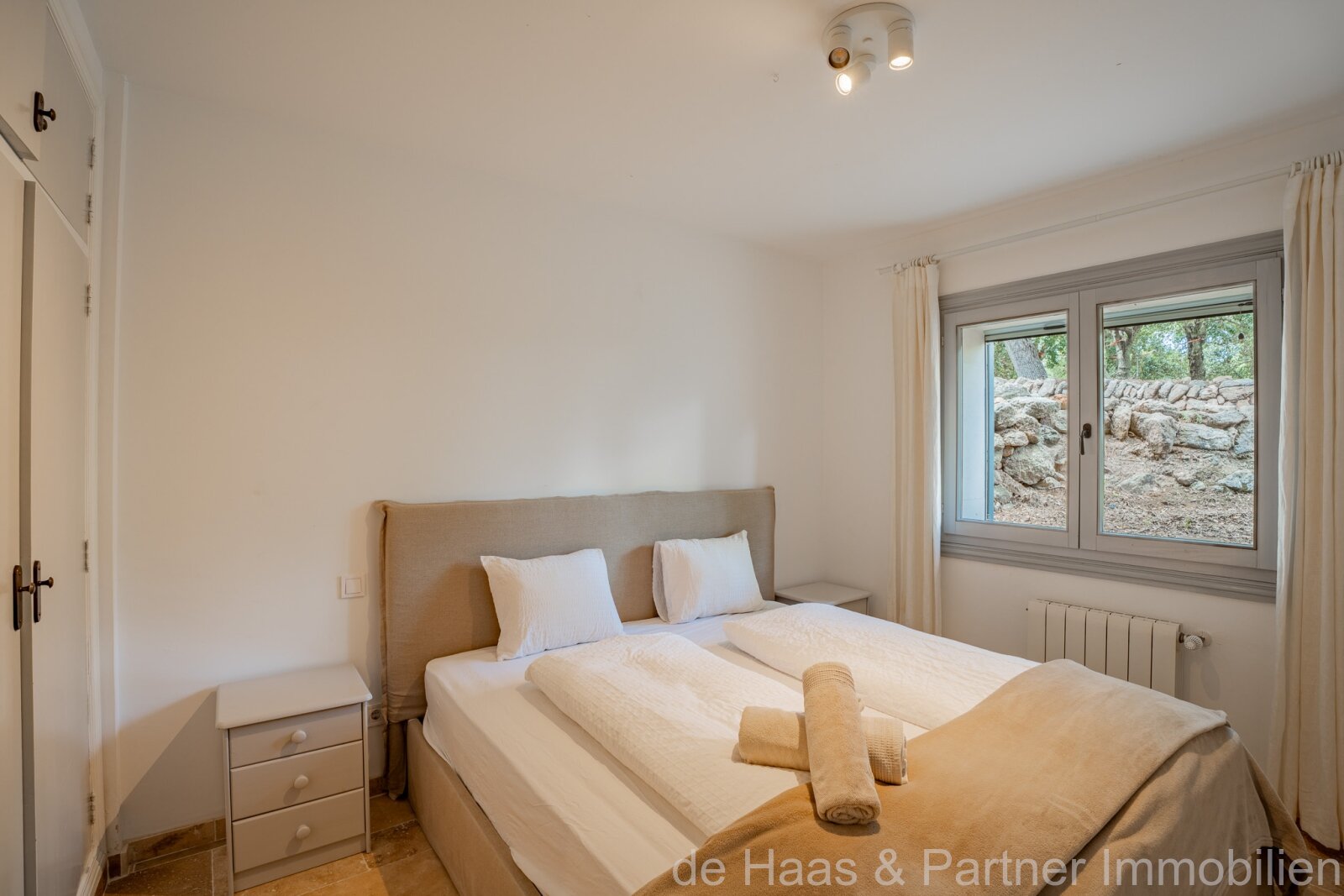 Finca mediterránea de piedra natural con licencia ETV, jardín idílico, piscina y vistas al mar