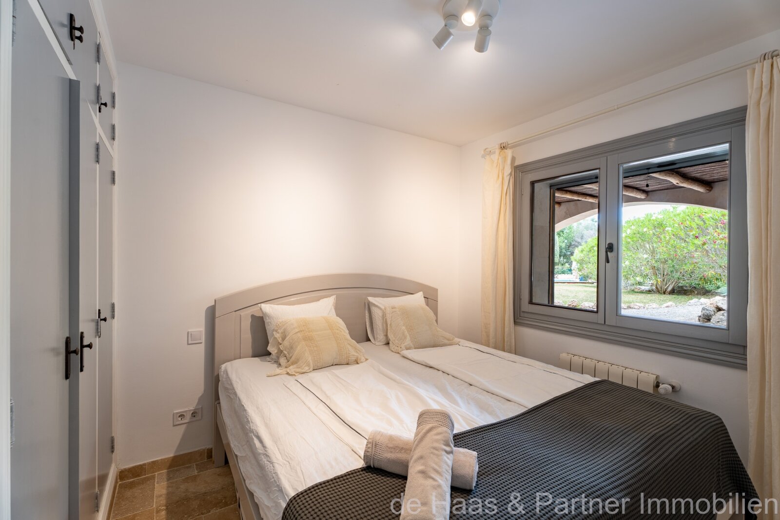 Finca mediterránea de piedra natural con licencia ETV, jardín idílico, piscina y vistas al mar