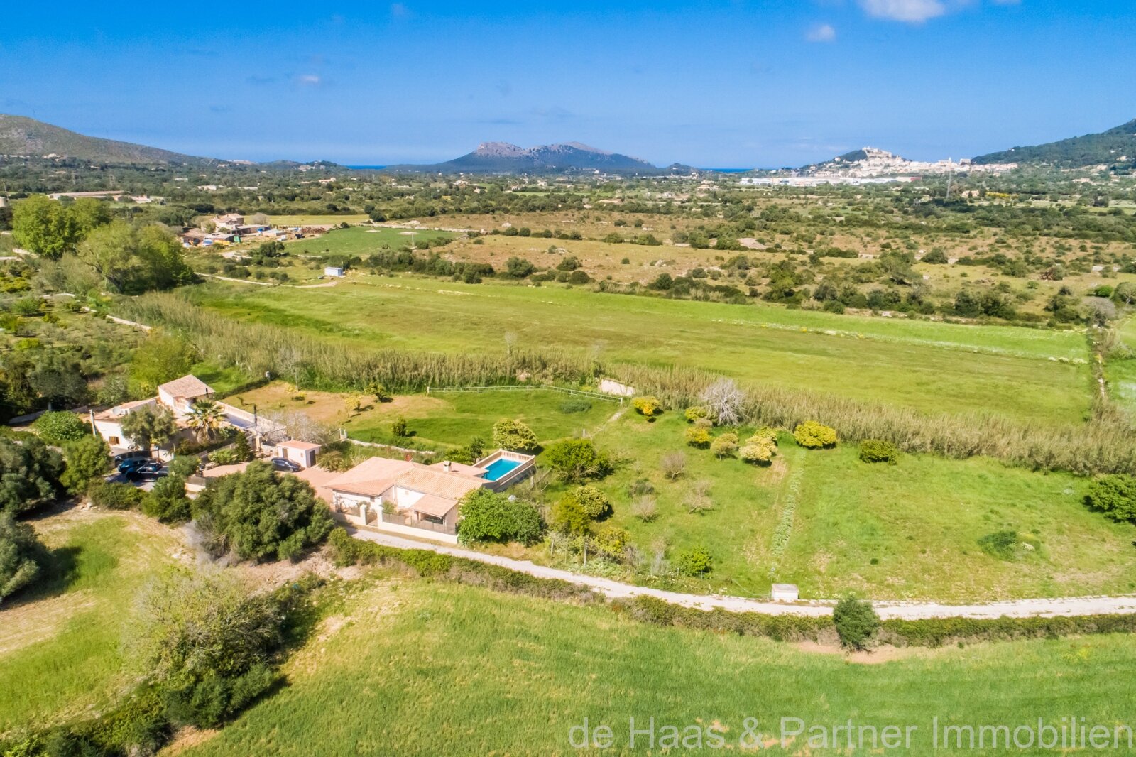 Finca reformada con piscina y vistas a la montaña cerca de Capdepera