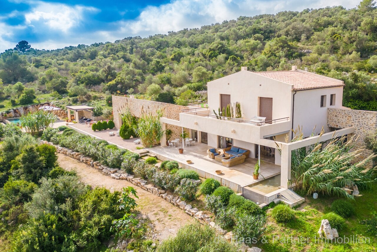 Finca muy grande en una ubicación privilegiada con fantásticas vistas al mar