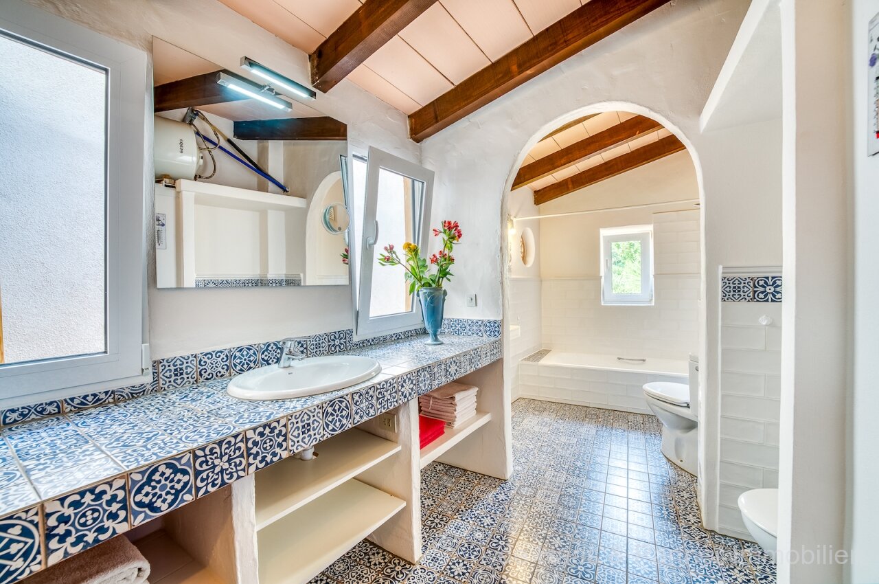 Casa individual con excelentes instalaciones y hermoso patio