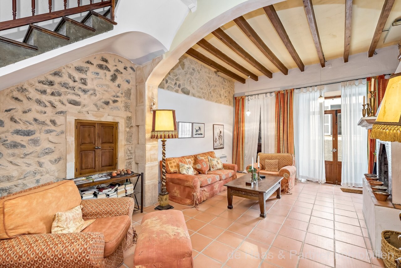 Encantadora casa de pueblo con gran patio, piscina y azotea