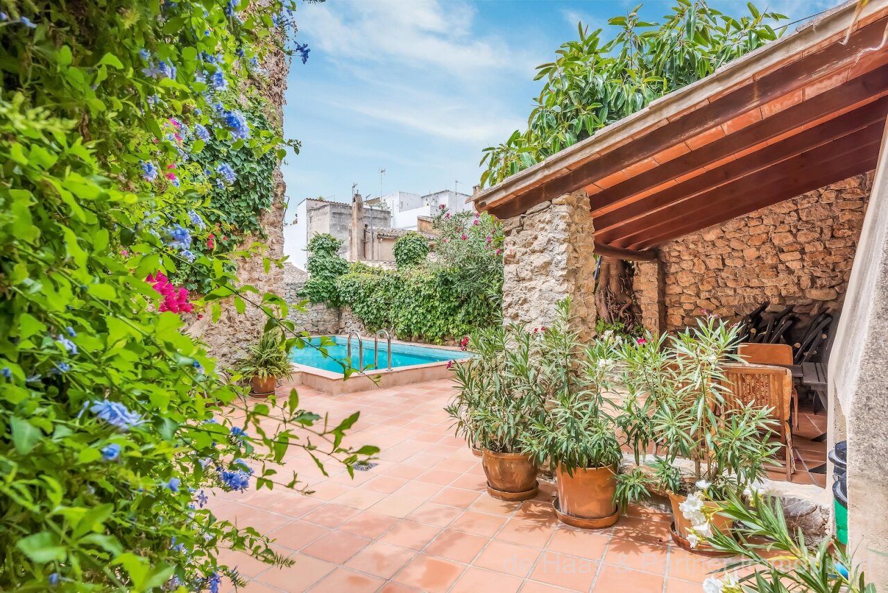 Encantadora casa de pueblo con gran patio, piscina y azotea