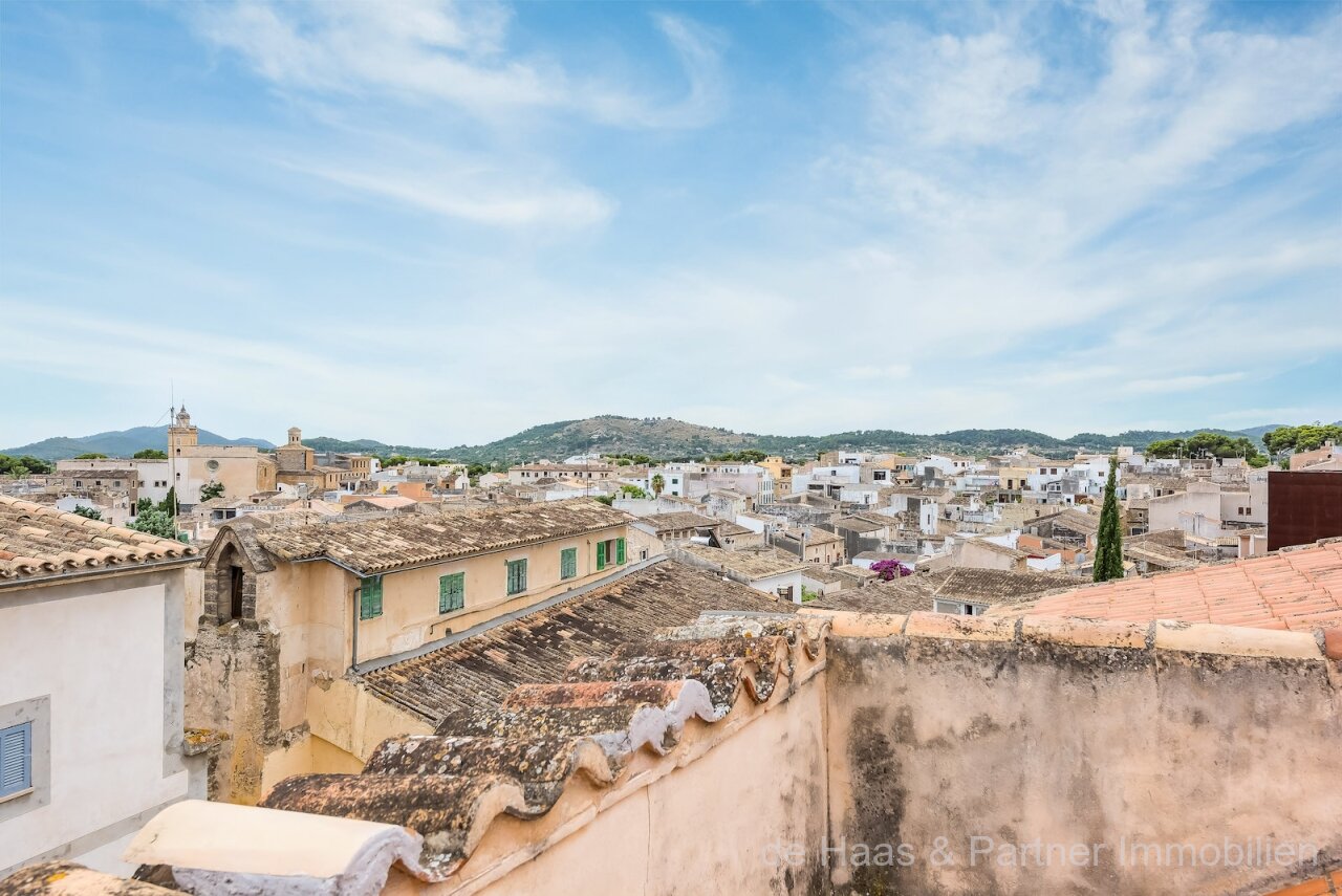 Encantadora casa de pueblo con gran patio, piscina y azotea