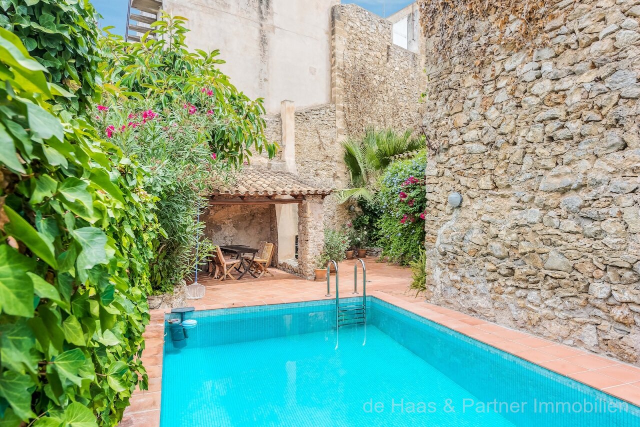 Encantadora casa de pueblo con gran patio, piscina y azotea