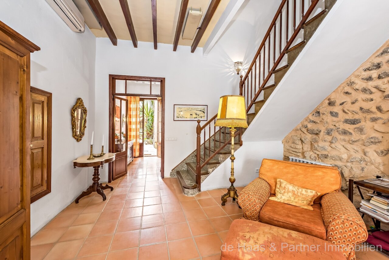 Encantadora casa de pueblo con gran patio, piscina y azotea