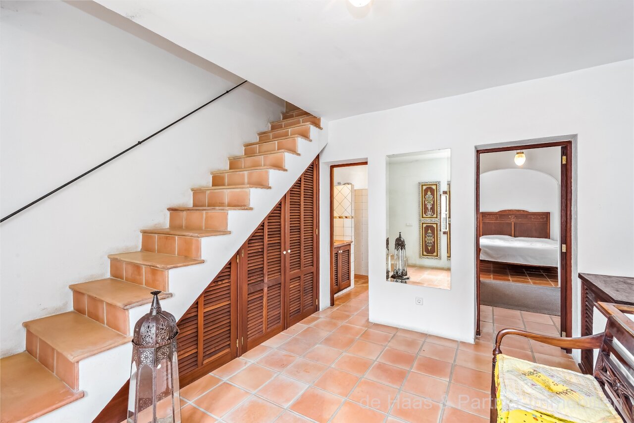 Encantadora casa de pueblo con gran patio, piscina y azotea