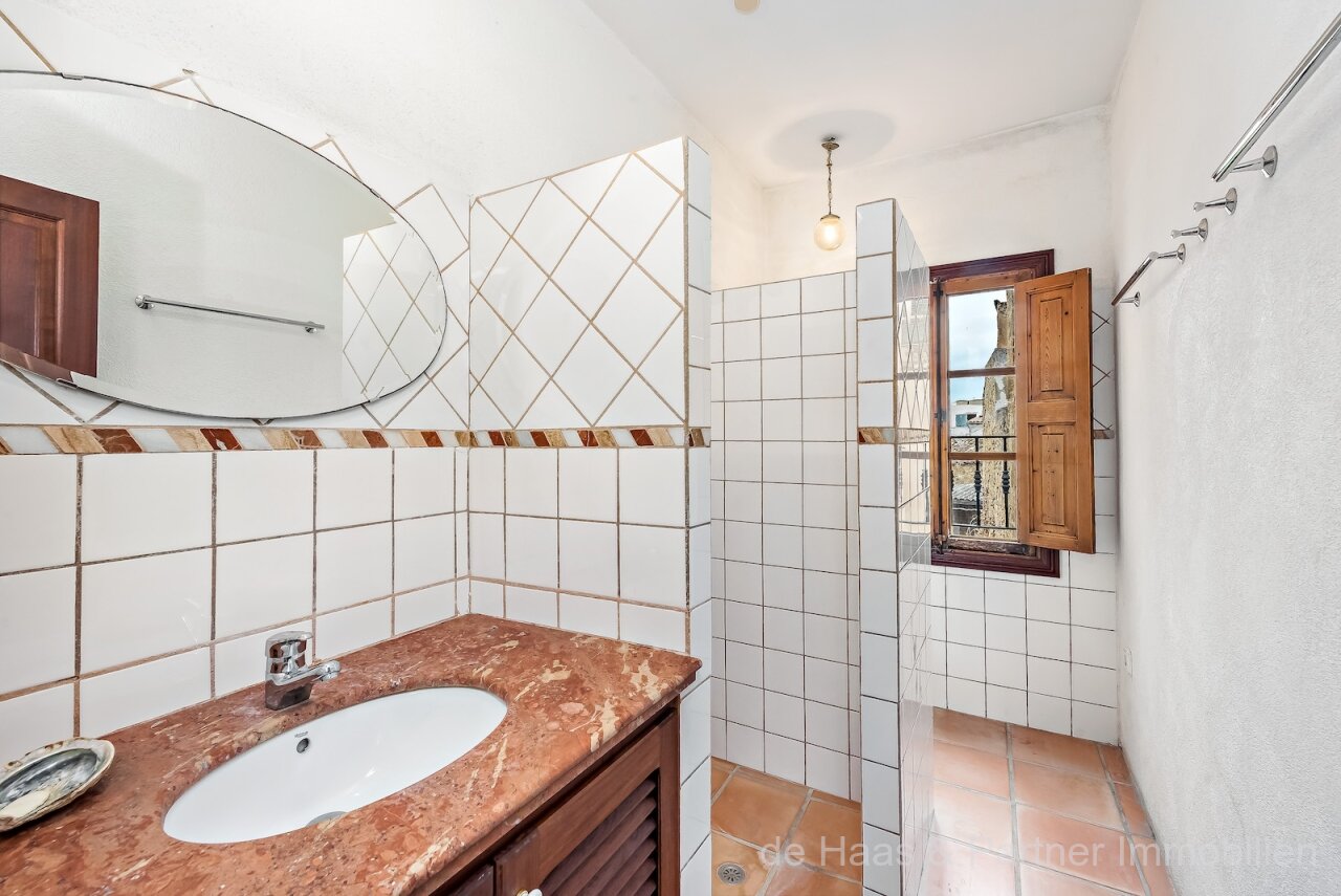 Encantadora casa de pueblo con gran patio, piscina y azotea