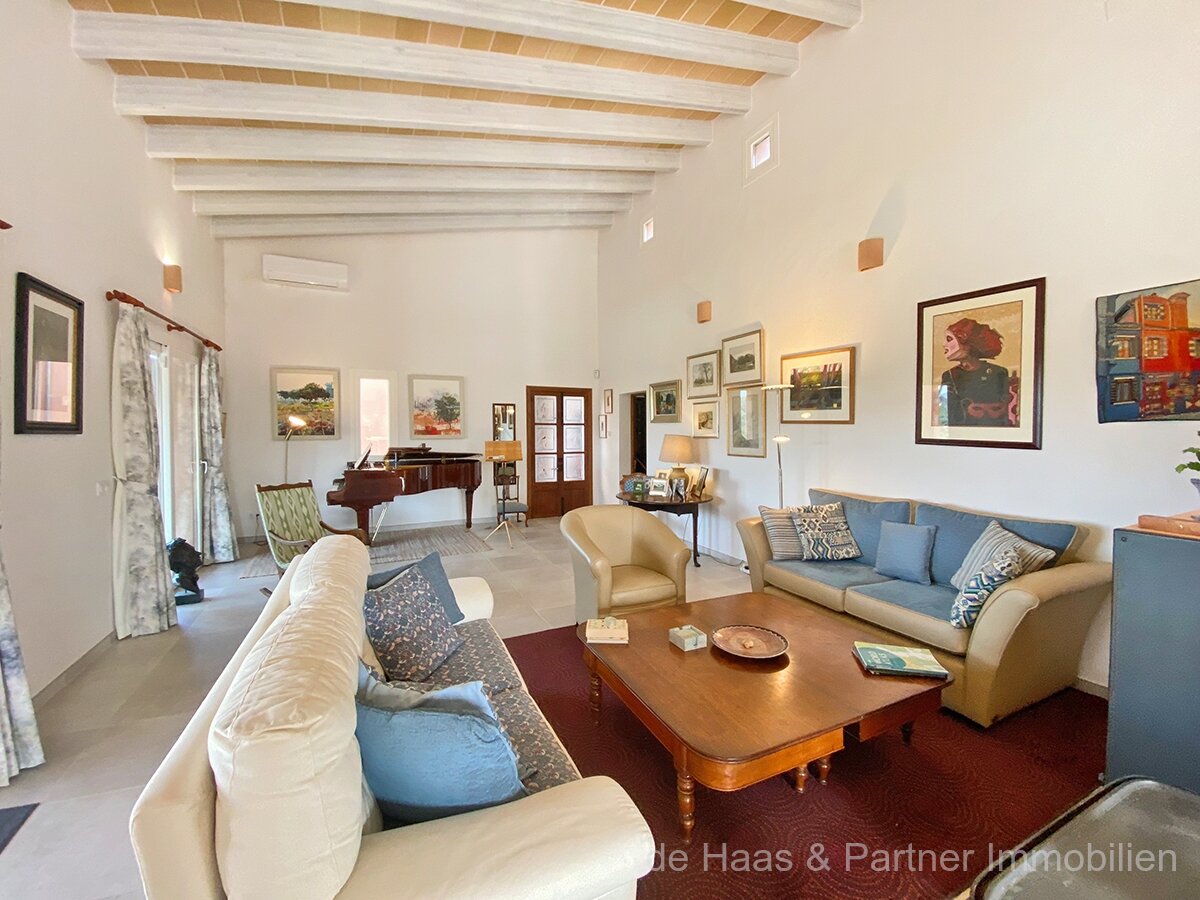 Finca en posición ligeramente elevada con hermosas vistas al paisaje