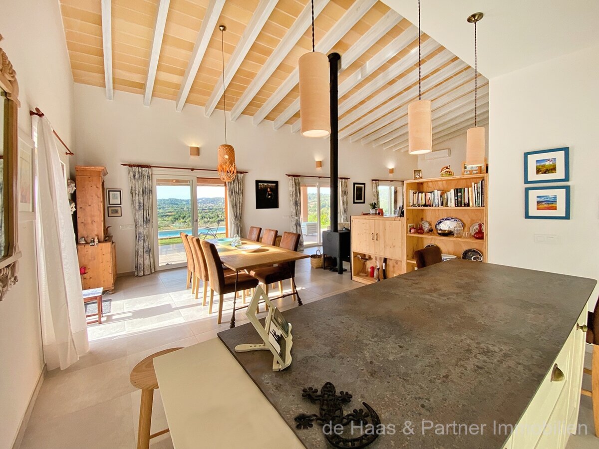 Finca en posición ligeramente elevada con hermosas vistas al paisaje