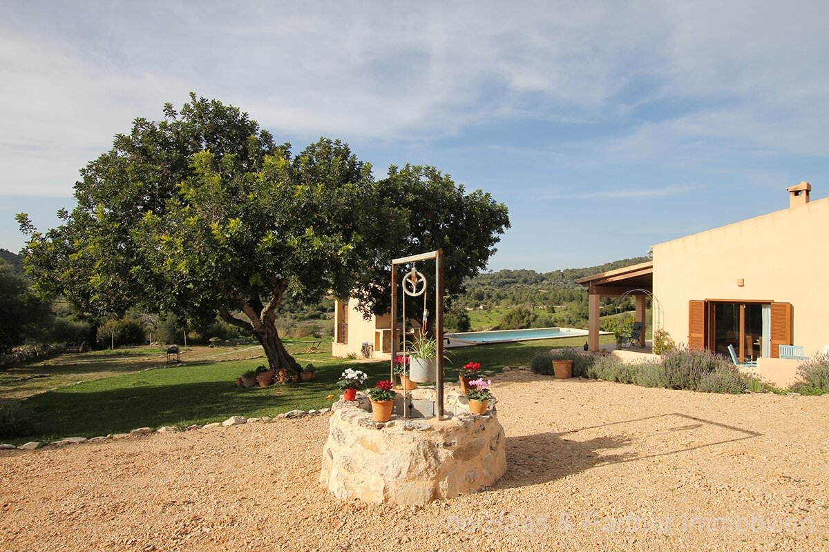 Finca en posición ligeramente elevada con hermosas vistas al paisaje